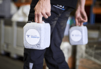 Ballast in jerrycans